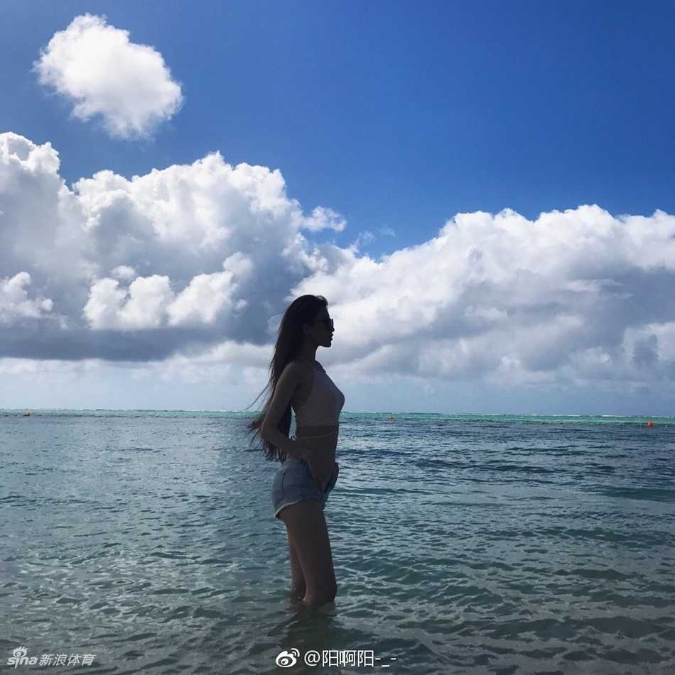 郭艾伦与模特前女友马阳阳:海边微风掠过,定格那些被时光珍藏的完美瞬间 海风吹乱了发丝,马阳阳站在海边的礁石上,一手轻轻按住草帽,眼神望向远方,泳装勾勒出她完美的身形,仿佛一幅定格在夏日里的时尚海报。