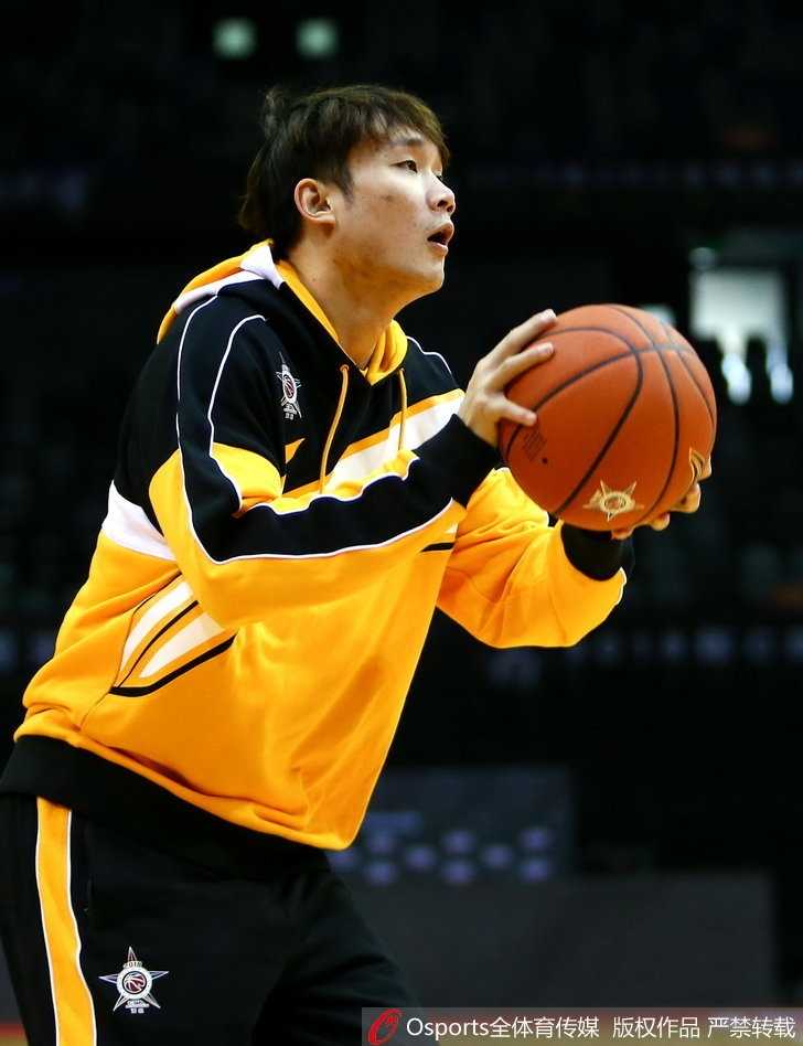 训练场上，郭艾伦一脸坏笑地凑到韩德君身边，伸出“魔爪”似乎想要逗弄这位庞大的队友，韩德君则低头憨笑，一脸宠溺地配合着这位小老弟的恶作剧。