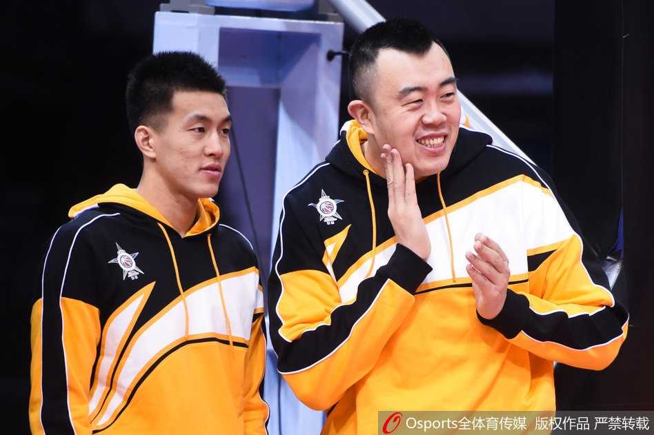 训练结束后，郭艾伦一边喝着水，一边不忘回头与身后的韩德君继续刚才未完的“理论”，两人之间的互动仿佛有说不完的话题，成为训练场边一道独特的风景线。