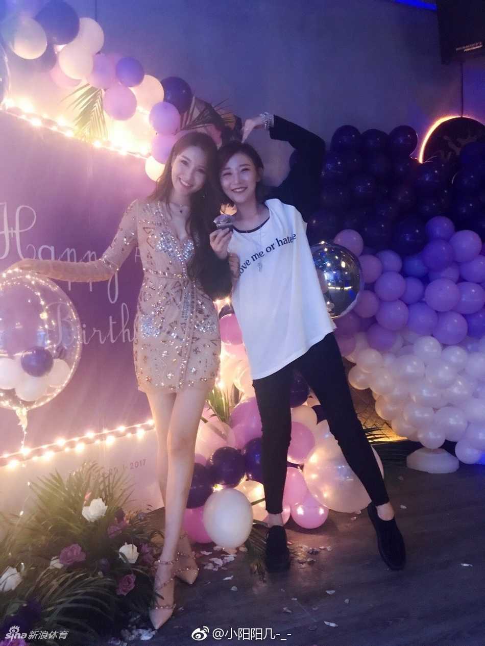 派对现场的另一位女神，随意一个姿势都散发着自信的光芒，一双逆天长腿格外吸睛