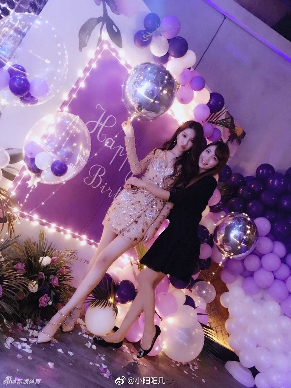 镜头扫过，派对上的女孩们或交谈或浅笑，每个人都是自带光环的女神，整个房间星光熠熠