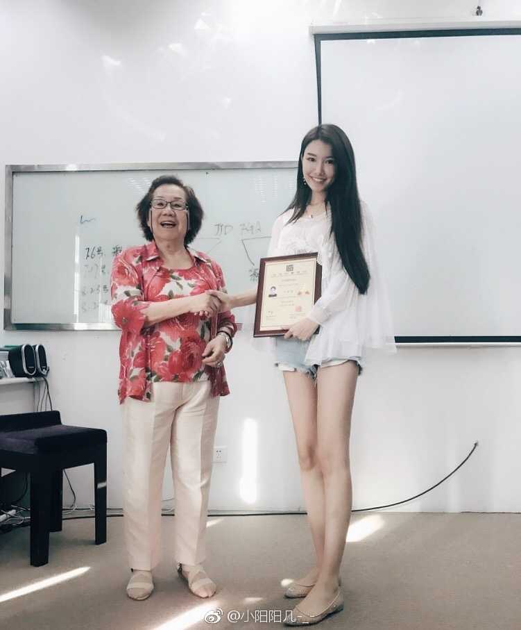 郭艾伦前女友马阳阳近况,从模特到珠宝设计师的华丽转身 马阳阳手捧珠宝学院证书,面对镜头温婉浅笑,优雅气质中透着知性美