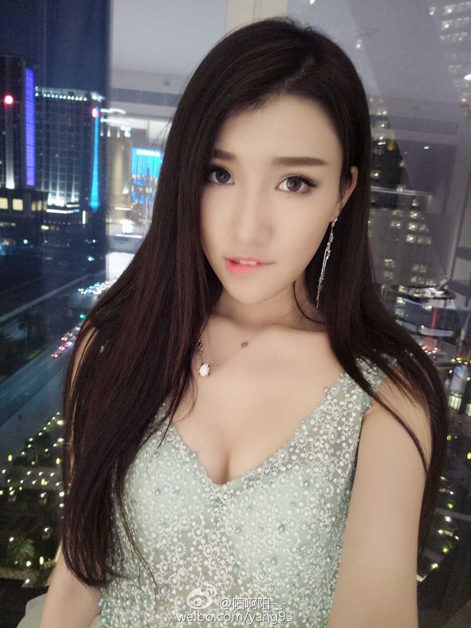 郭艾伦前女友马阳阳近况,从模特到珠宝设计师的华丽转身 马阳阳身着简约休闲装,自然的站姿勾勒出高挑曼妙的身形,散发着阳光活力的气息