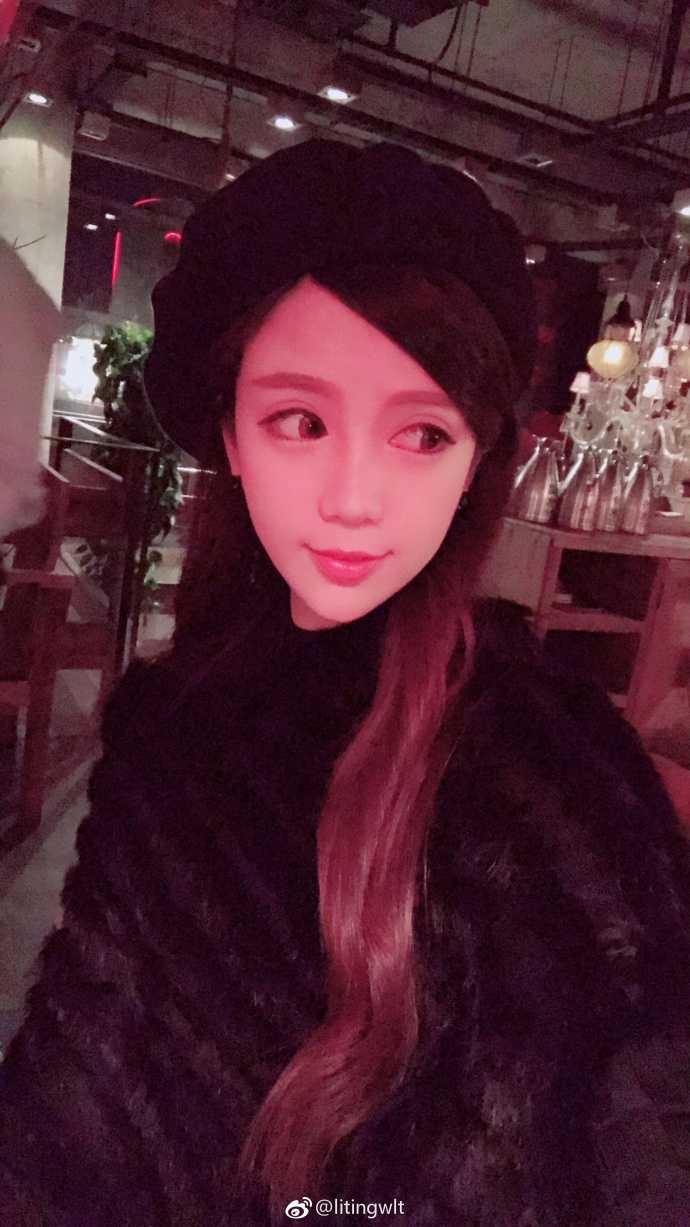 场边的她安静地注视着远方，微卷的长发搭在肩上，嘴角挂着一抹恬淡的微笑，仿佛在回忆那些跟随球队南征北战的青春印记。