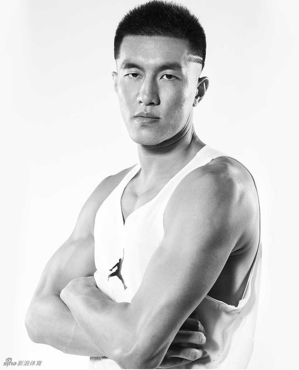 郭艾伦面对镜头神情霸气坚毅，双手紧握篮球，仿佛在向世界宣告亚洲球员同样能驾驭顶级篮球品牌的野心与自信。