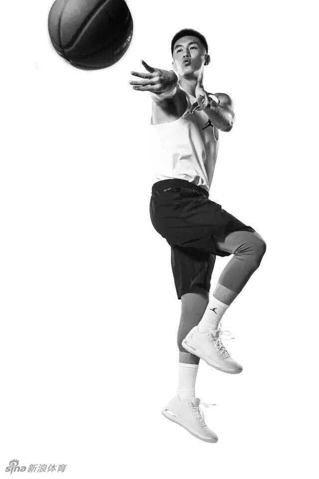 郭艾伦小试身手后轻松展示球衣，自信从容的笑容中带着一丝大男孩的顽皮，仿佛在告诉世界他已准备好迎接新的挑战。