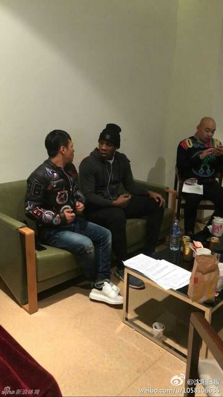 另一张彩排抓拍，哈德森低头看着剧本，宋小宝侧身站立，两人神情专注，仿佛在认真研究接下来的包袱该怎么抖才响。