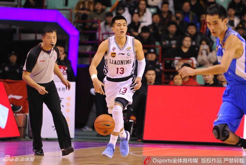 生日夜的主角郭艾伦，如闪电般撕裂青岛防线，用一记华丽的上篮为自己献上最好的生日礼物。