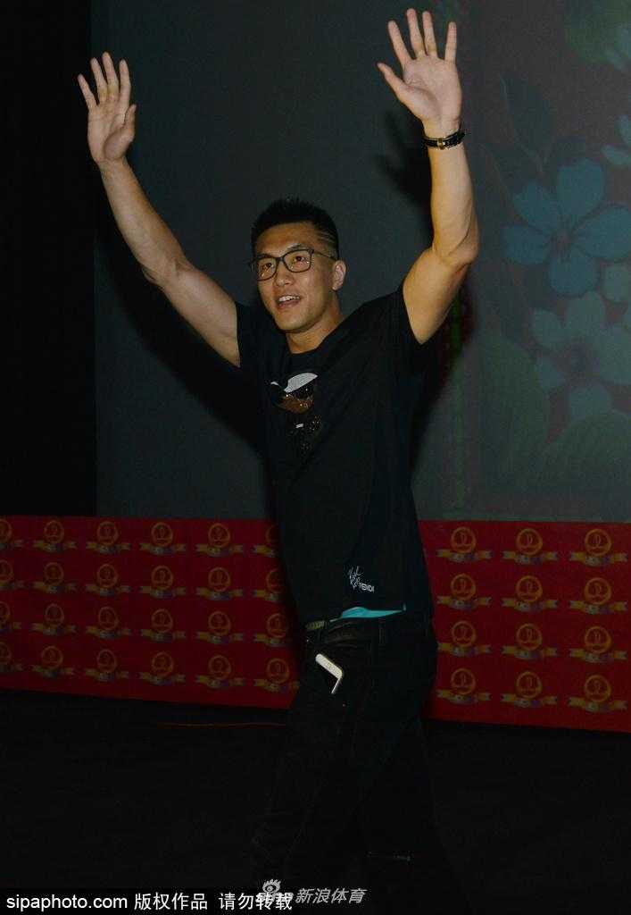 大鹏与恩师赵本山在首映礼上同框交谈，赵本山用手比划着，似乎在给徒弟的表演提出宝贵建议，师徒情深令人动容