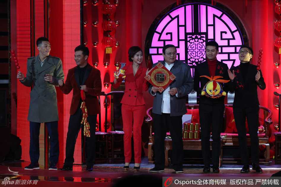 郭艾伦身着军绿色时尚风衣与主持人并肩霸气出场，他单手插兜，嘴角带着一丝坏笑，仿佛在说‘今晚这舞台也被我承包了’。