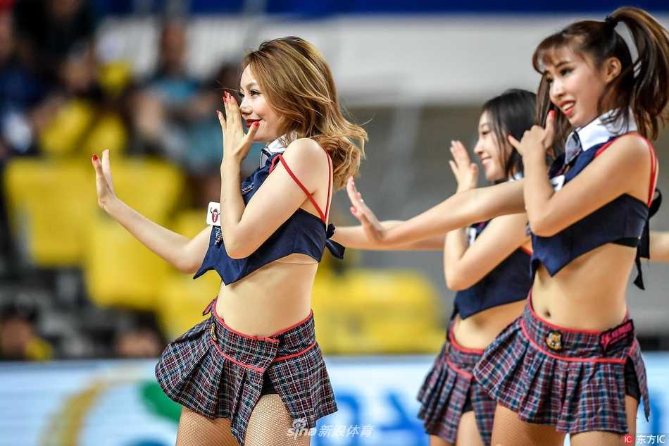 郴州亚冠赛场上的炫舞激情 啦啦宝贝用热舞点燃篮球战火 即使是静态的图片,也能看出这位啦啦宝贝旋转跳跃时的飘逸发丝和飞扬神采,她正用尽全力为场上的球员们加油鼓劲。