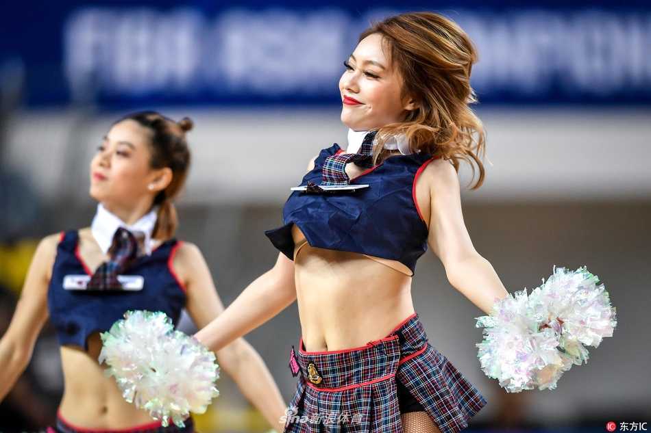 郴州亚冠赛场上的炫舞激情 啦啦宝贝用热舞点燃篮球战火 聚光灯下,篮球宝贝们的编舞层次分明,前排队员的灿烂笑容与后排队友的动感身姿交织,展现出团队的默契与活力。