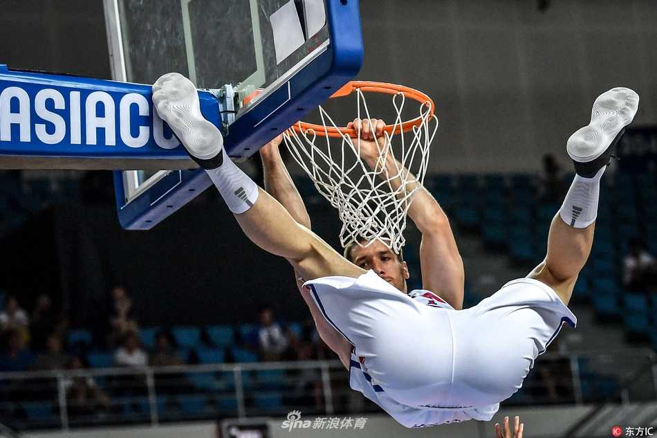 泰国吸血鬼队球员在三人包夹下强行突破，脸上写满了不甘与对胜利的渴望