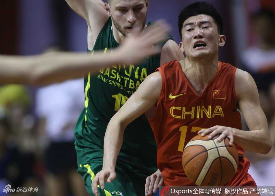 郭昊文持球强行突破，面对立陶宛防守球员的长臂封盖，他咬牙奋力跃起，表情专注而坚毅，展现出年轻球员的冲劲