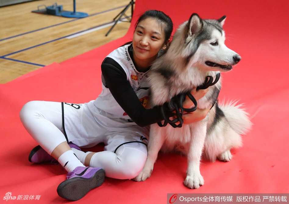 全队围拢与萌犬们合影，每个人脸上都洋溢着幸福的笑容，昭示着这支王者之师在新的一年里必将团结一心，再创佳绩。