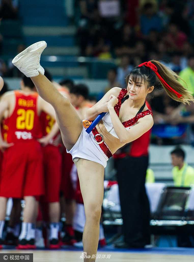 全景镜头下，所有啦啦队员同时腾空跃起，在空中定格成极具冲击力的功夫姿态，背景的篮球赛场与她们的身影构成了一幅充满活力的画卷。