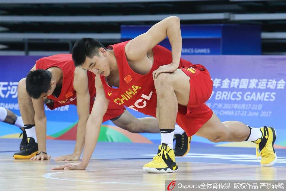 天河体育馆内，主帅杜锋神情专注地蹲在场边，用手比划着战术路线，在他身旁，中锋韩德君俯身倾听，眼神坚定，仿佛要将每一个战术细节都刻进脑海。