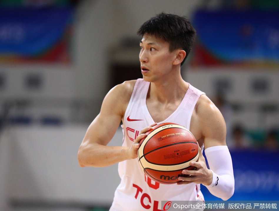 刘晓宇在俄罗斯双人包夹下奋力护球，眼神坚毅寻找队友，场上战况激烈