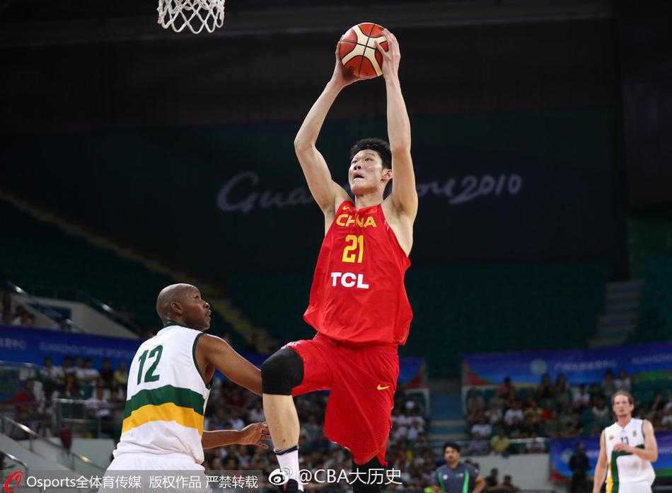 金砖赛场青春风暴:男篮蓝队大胜南非,新星闪耀背后的成长故事 吴前在三分线外快速出手,皮球划过一道优美的弧线应声入网,他的脸上露出了自信而坚定的表情。