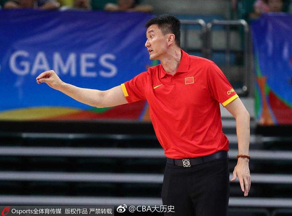 金砖赛场青春风暴:男篮蓝队大胜南非,新星闪耀背后的成长故事 胡金秋在防守端高高跃起,长臂完全伸展,以一记势大力沉的封盖拒绝了对手的上篮,篮下的他眼神中透露着不可侵犯的威严。