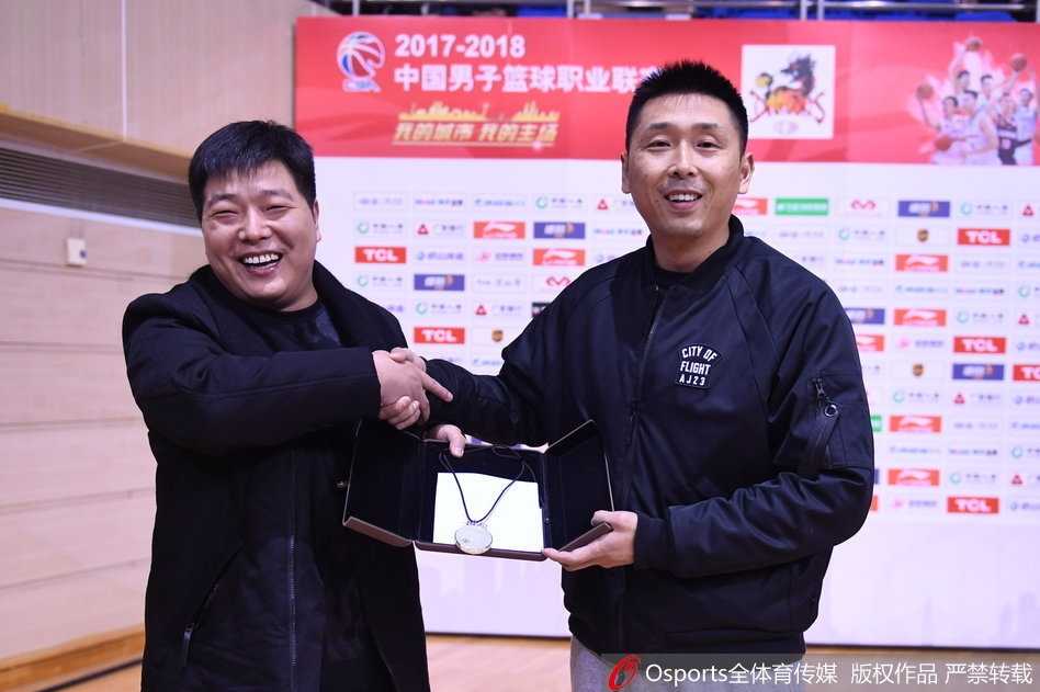 胡雪峰在退役后的首个赛季，于场边神情专注地观看着昔日队友们的激烈拼抢，他的眼神中依然闪烁着对赛场的不舍与热爱。