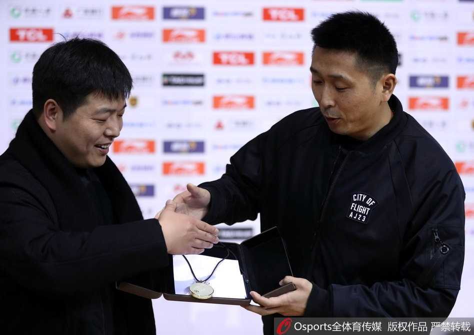 赛前这一温馨的赠礼环节，让全场气氛达到高潮，胡雪峰手持话筒似乎在说着感谢的话，而背景中江苏德比的大战氛围已一触即发。