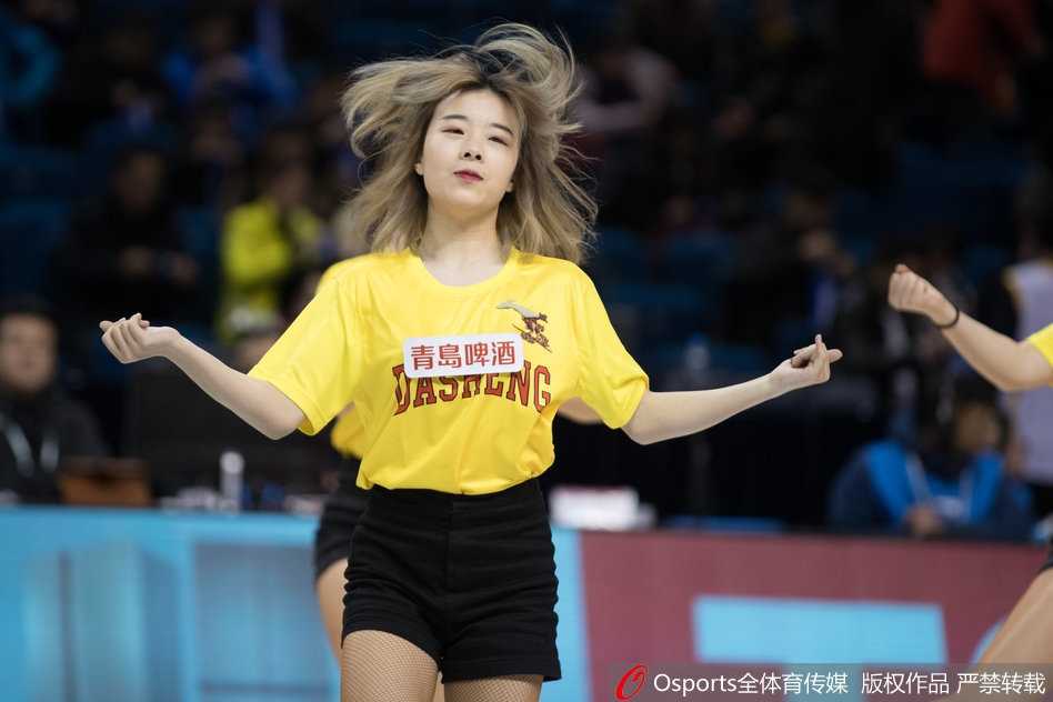 在八一队请求暂停的间隙，篮球宝贝们迅速登场，她们变换着复杂的队形，一名宝贝在聚光灯下高高跃起，身后队友们错落有致，仿佛一朵在赛场中央盛开的活力之花。