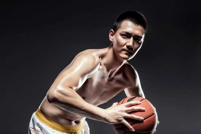 队长冯欣紧锁眉头持球凝视，身体微微前倾，仿佛下一秒就要撕裂防线送出致命助攻