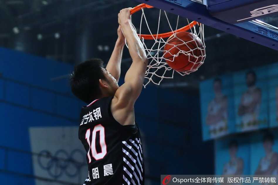 内线老将唐正东背身单打，凭借丰富的经验稳稳将球送入篮筐，为球队首节比赛奠定了坚实的基础。