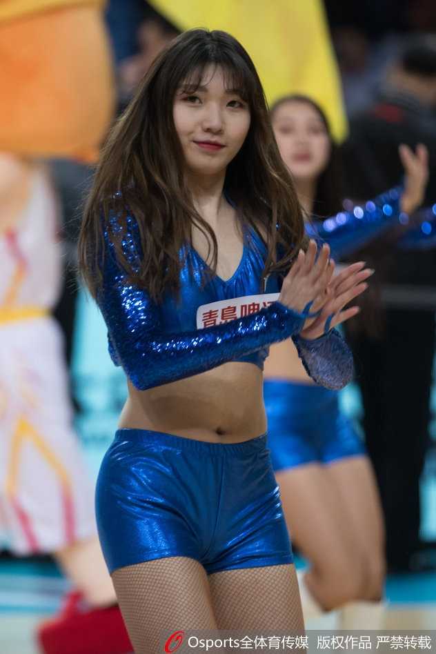 在这张特写中，领舞的女孩眼神坚定而自信，双手高举打着响指，仿佛指挥着全场的呼吸节奏，火辣的身材在聚光灯下显得格外撩人。