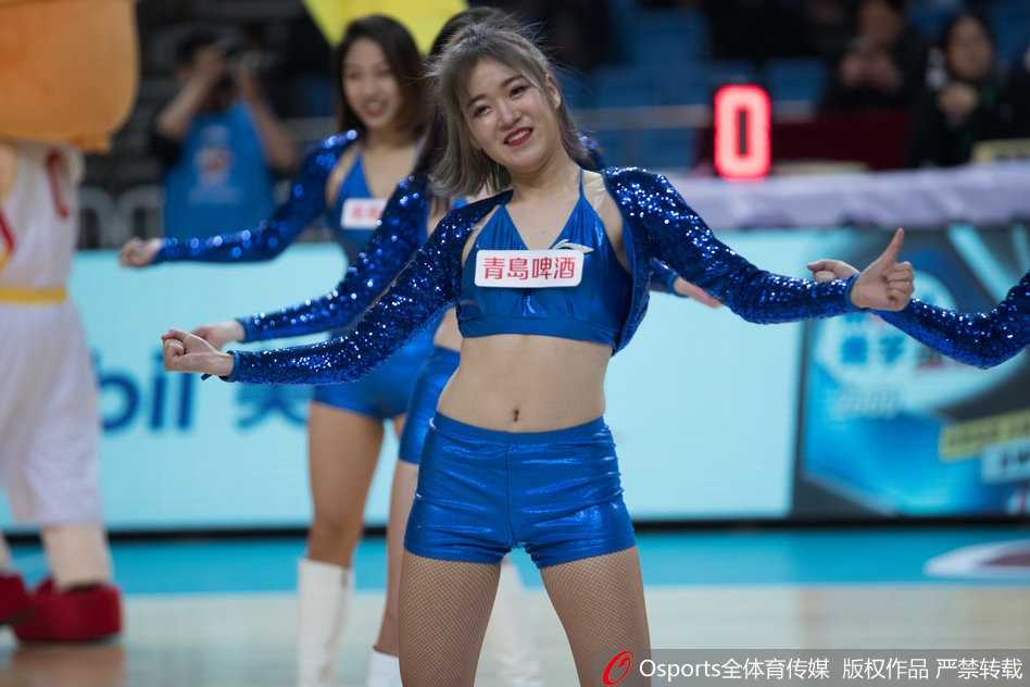 群舞时刻，宝贝们一字排开，高抬腿动作整齐划一，短裙飞扬间露出修长美腿，她们用极具视觉冲击力的阵型将体育馆变成了热舞派对现场。