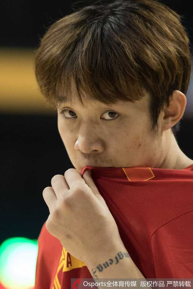 丁彦雨航接球后轻盈跳投，篮球在空中划出完美弧线，他专注的眼神里透露出舍我其谁的霸气，作为球队第一得分点，他已准备好扛起进攻大旗。