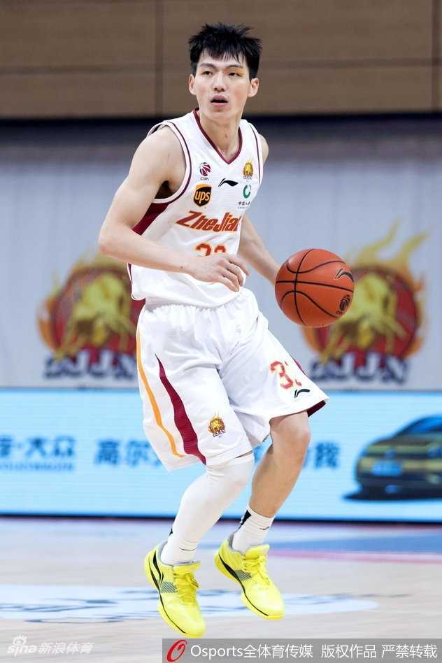 鏖战双加时?不,这是吴前与斯科拉的巅峰对轰!浙江主场险送山西五连败 吴前在山西队多名球员的围堵下,依然毫无畏惧,高高跃起上演潇洒上篮,眼神中透着必胜的决心。