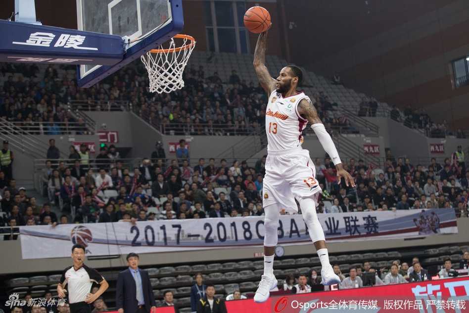 鏖战双加时?不,这是吴前与斯科拉的巅峰对轰!浙江主场险送山西五连败 斯托克斯在山西队禁区如猛虎下山,双手大力灌篮,篮筐在他的拉扯下仿佛都变了形,彰显着不可阻挡的力量美学。