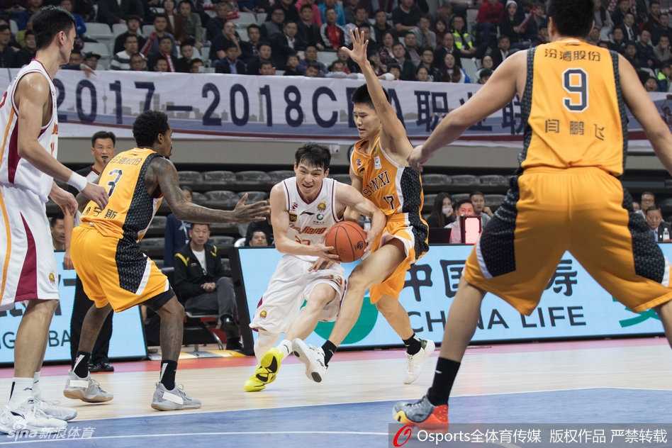 鏖战双加时?不,这是吴前与斯科拉的巅峰对轰!浙江主场险送山西五连败 吴前三分线外手起刀落,篮球划过一道完美的彩虹弧线直钻网窝,山西队曾令旭的飞身封盖也显得鞭长莫及。