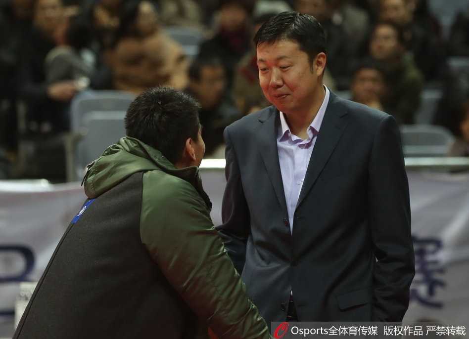 付豪在肌肉林中高高跃起，单手牢牢抓下前场篮板，落地瞬间浑身肌肉线条迸发力量感。