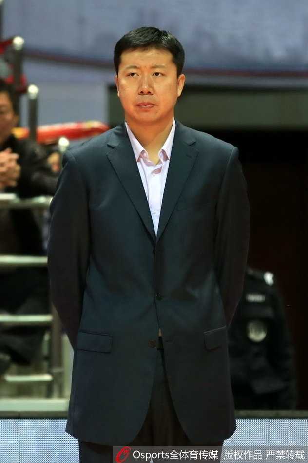 铁军主场亮剑虽败犹荣,新疆末节发力攻陷宁波 新疆队外援亚当斯面对八一队的严密防守,冷静地运球组织进攻,眼神中透露出必胜的决心。