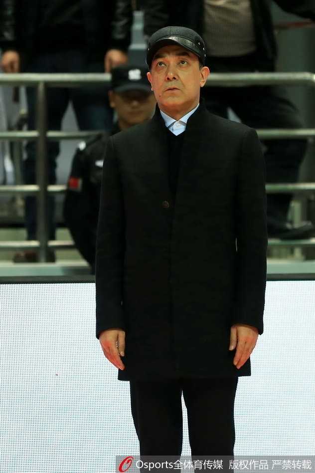 铁军主场亮剑虽败犹荣,新疆末节发力攻陷宁波 八一队核心刘航初在新疆队双人夹击下毫无惧色,奋力跃起强攻篮下,展现了本赛季个人得分新纪录的勇猛风采。