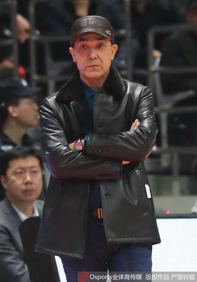 许钟豪在内线展现出防守大闸的风采，他长臂伸展，如同大鹏展翅一般，将吉林外援韦弗的上篮尝试狠狠地扇飞，这次盖帽也成为了八一队反击的号角。