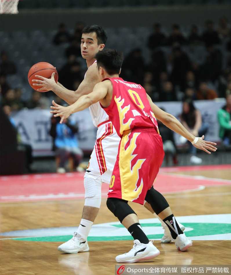 小将阿尔斯兰运球穿越半场，面对防守球员的贴身紧逼，他用娴熟的背后运球从容摆脱，眼神中透露着与年龄不相符的冷静与果敢，指挥着全队的进攻。