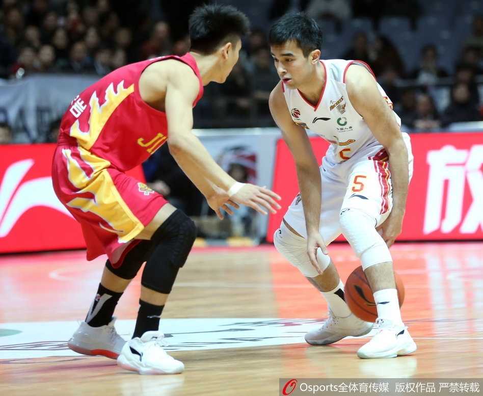 胜利的哨声吹响，八一队的全体队员激动地围聚在场地中央，他们紧紧相拥，脸上洋溢着久违的、发自内心的笑容，这一刻的荣耀属于不屈的铁军精神。