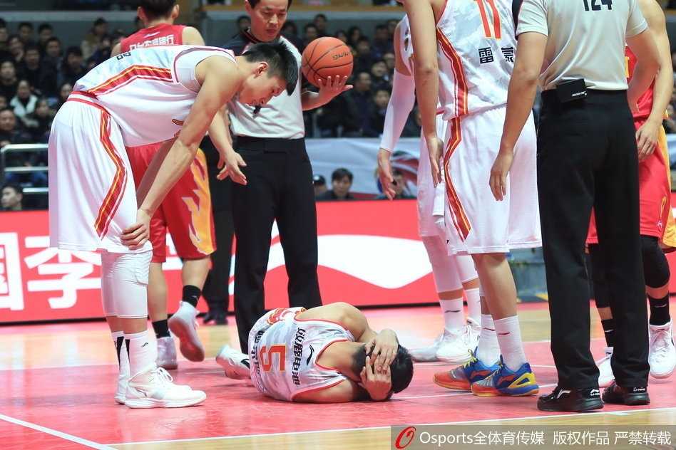 刘航初在严密防守下强行突破，他像一辆重型坦克碾入禁区，与对方内线发生剧烈身体对抗后，依然顽强地将球放入篮筐，展现了军人球员的硬汉本色。