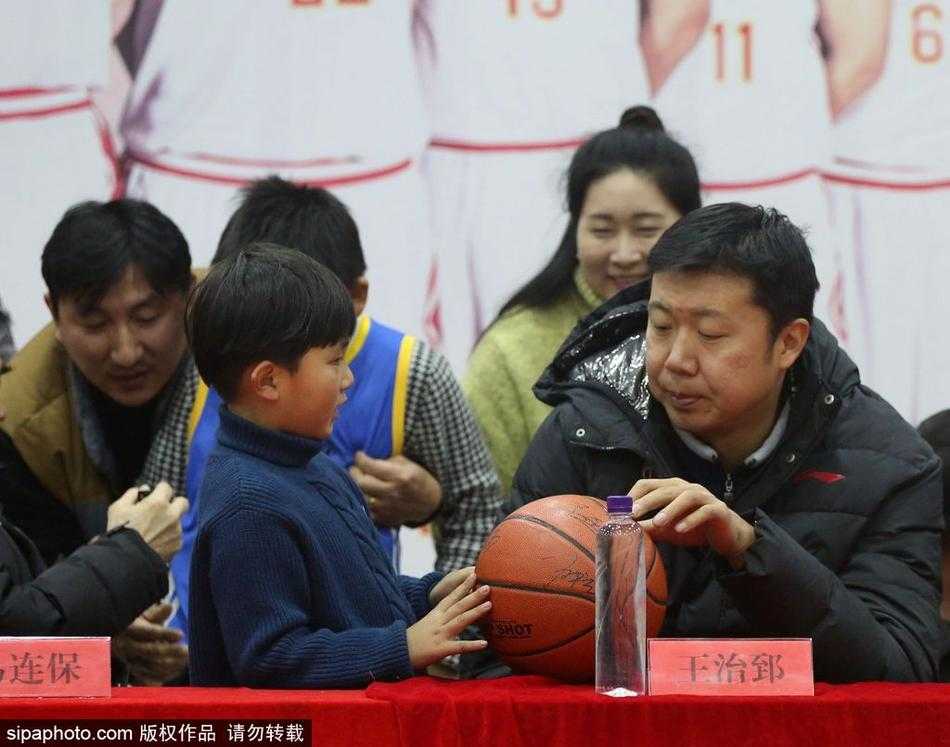 活动尾声，全体八一队员与到场的球迷们围拢在一起，面对镜头留下珍贵的全家福，每个人脸上都写满了归属感与幸福感。