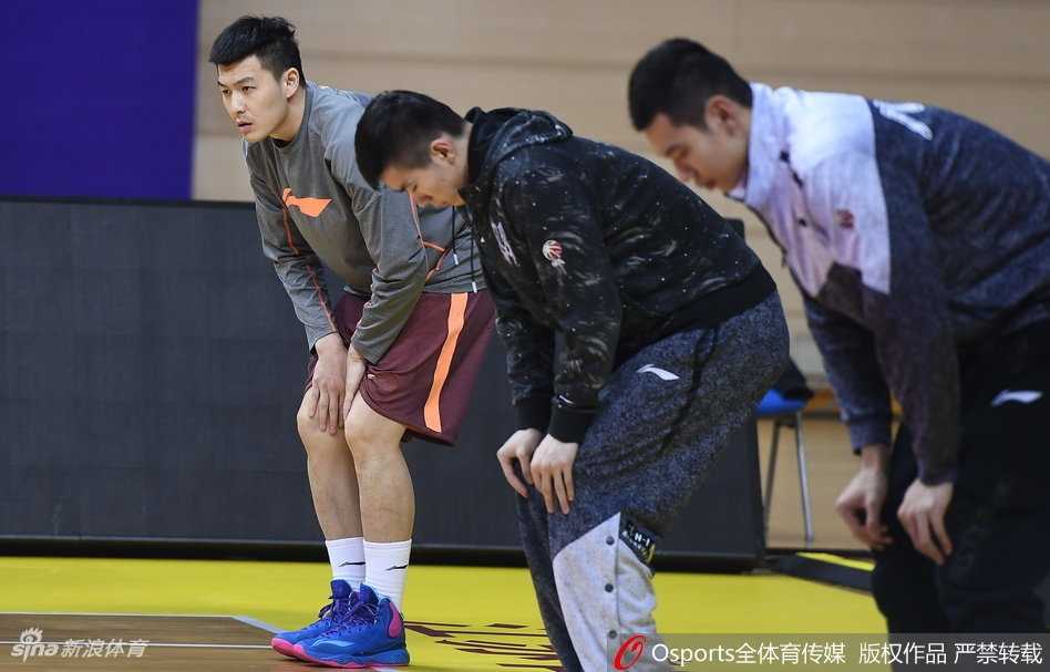 球员们在进行战术演练，专注的神情和整齐划一的动作，显示出平日严苛的训练标准，即便是一次普通训练也如同实战般认真。