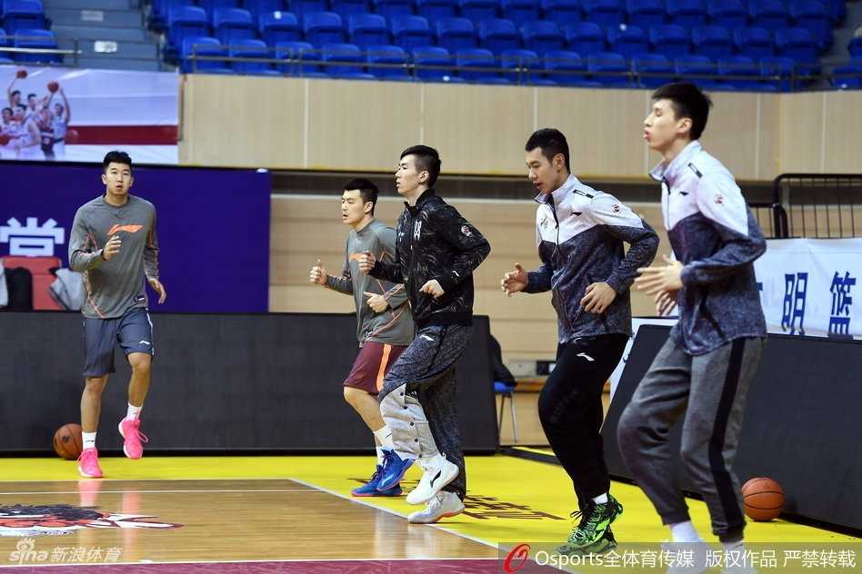 训练场上队员们正在进行高强度对抗，汗水飞溅，眼神中透露出不服输的斗志，仿佛在无声地宣告：铁军的脊梁永远不会弯曲。