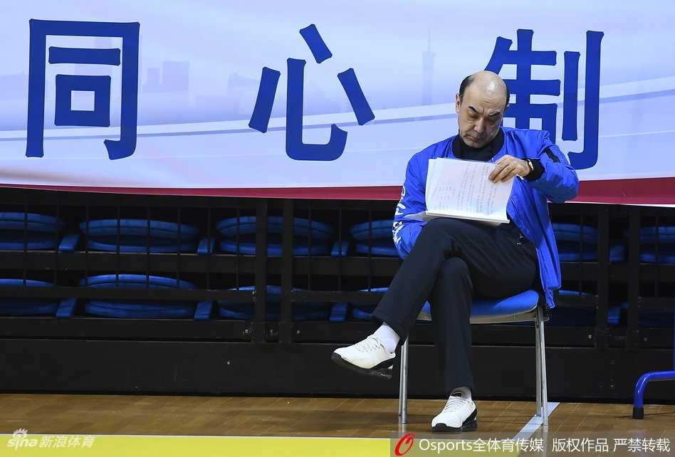 训练场边的战术板上，密密麻麻地画满了战术路线，旁边是阿的江指导留下的笔记，无声地诉说着一位统帅为比赛付出的心血。