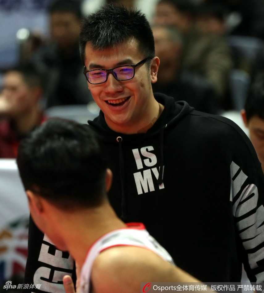 邹雨宸双手撑膝俯身望向球场