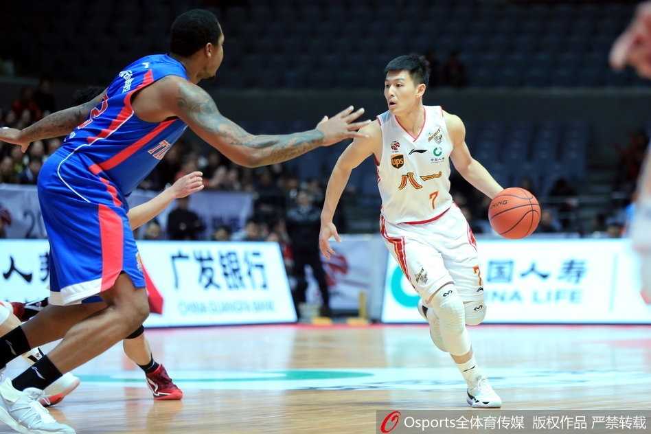 八一队年轻中锋付豪在内线顶防天津外援霍尔曼，尽管身高体重不占优，但他用顽强的下盘力量死死卡住位置，毫不畏惧