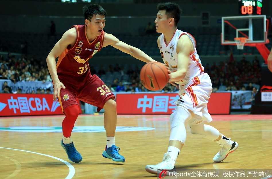 铁军憾负浙江,新星吴前闪耀揭幕战 吴前在三分线外自信出手,篮球划过一道完美弧线,直坠网心,瞬间点燃浙江队替补席。