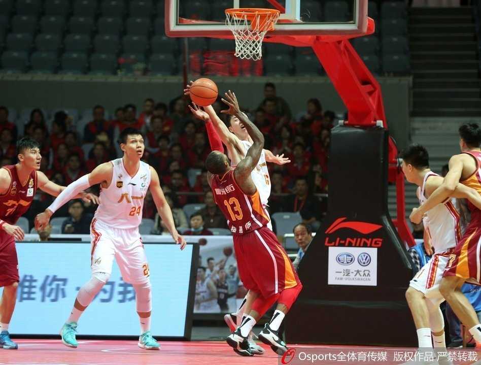 铁军憾负浙江,新星吴前闪耀揭幕战 八一队张祖铭抢断后如猎豹般迅速前插,高高跃起单手劈扣,气势如虹,主场观众瞬间沸腾。